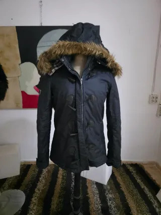 Abrigo negro mujer con capucha y pelo