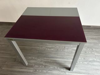 Mesa de cocina con 3 sillas.