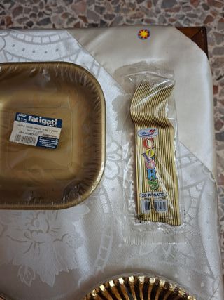 Set piatti e posate natalizi oro