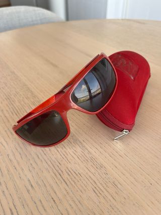 Gafas de sol Camper rojas y negras