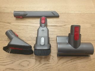 Dyson V7 Fluffy Aspirapolvere completo di accessor