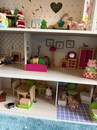 Casita de muñecas con accesorios