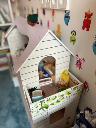 Casita de muñecas con accesorios