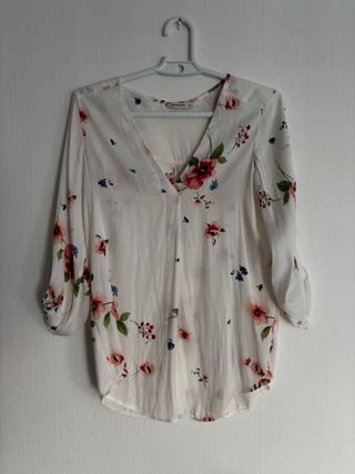 Blusa blanca Stradivarius floral