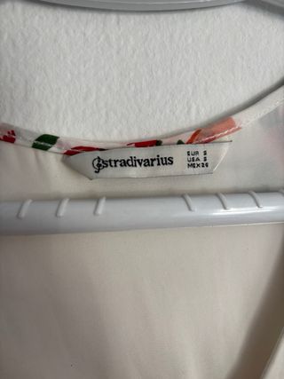 Blusa blanca Stradivarius floral