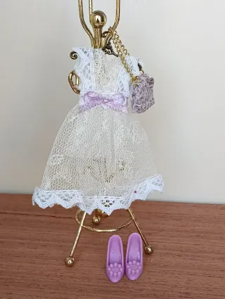 Abitino pizzo bianco con accessori miniatura