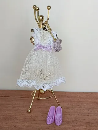 Abitino pizzo bianco con accessori miniatura