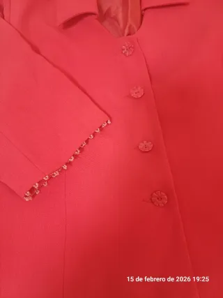 Traje de chaqueta y pantalón en crep rojo.