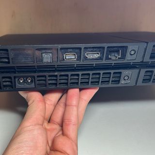 PS4 nera - parzialmente difettosa + gioco gratis