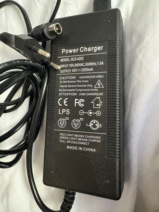 Cargador Patinete Eléctrico Xiaomi 42V 2A