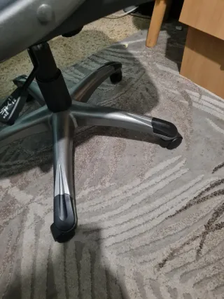 Silla de oficina ergonómica gris