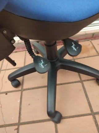 Silla de oficina azul de tela