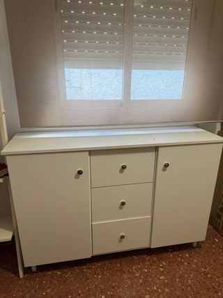 Cómoda blanca con cajones y puertas