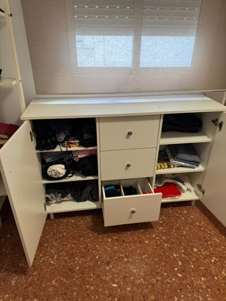 Cómoda blanca con cajones y puertas
