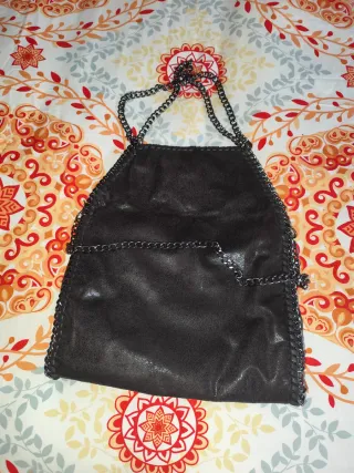 Bolso negro con cadena