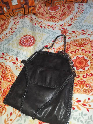 Bolso negro con cadena