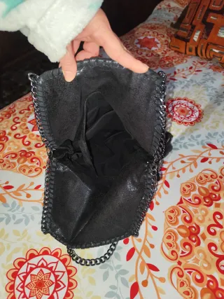 Bolso negro con cadena