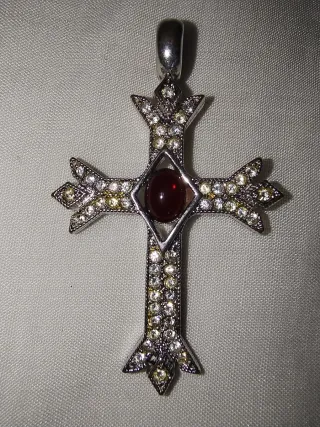 Preciosa Cruz Bisutería con Piedra Roja