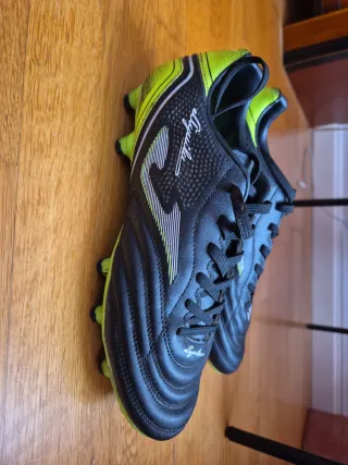 Zapatillas de fútbol Aguila Negras y Verdes