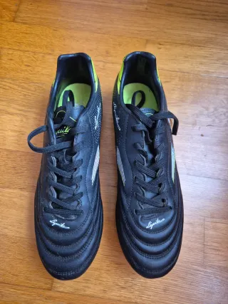 Zapatillas de fútbol Aguila Negras y Verdes