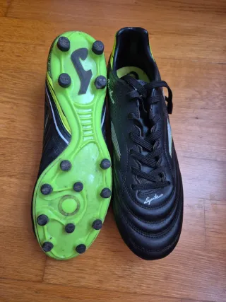 Zapatillas de fútbol Aguila Negras y Verdes