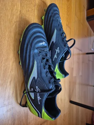 Zapatillas de fútbol Aguila Negras y Verdes