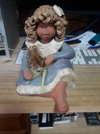 Muñeca de cerámica sentada
