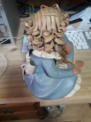 Muñeca de cerámica sentada