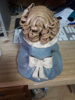 Muñeca de cerámica sentada