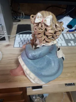 Muñeca de cerámica sentada