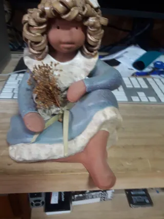Muñeca de cerámica sentada