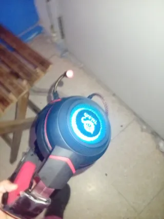 Auriculares negros y rojos