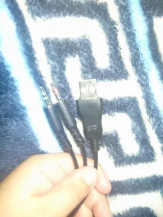 Auriculares negros y rojos