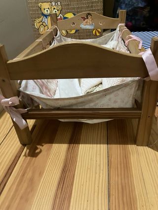 Cuna de madera para muñecas