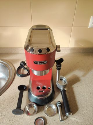 Cafetera De'Longhi Dedica EC685.R Roja