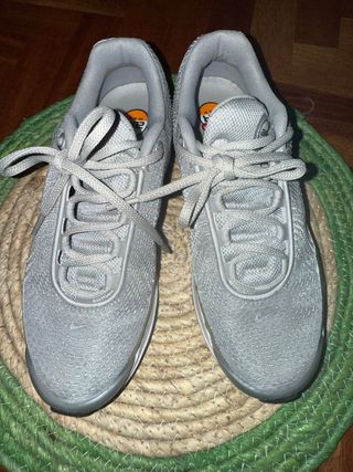 Zapatillas Nike grises y plateadas