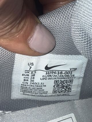 Zapatillas Nike grises y plateadas