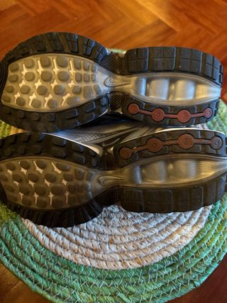 Zapatillas Nike grises y plateadas