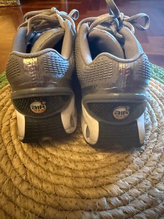 Zapatillas Nike grises y plateadas