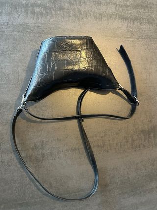Bolso Zara efecto piel cocodrilo negro
