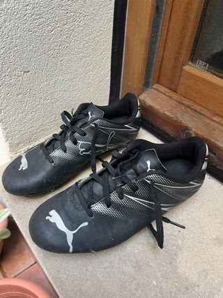 Botas de fútbol Puma negras y plateadas