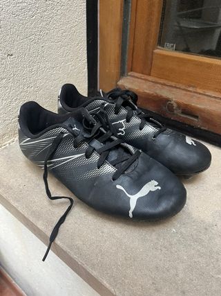 Botas de fútbol Puma negras y plateadas