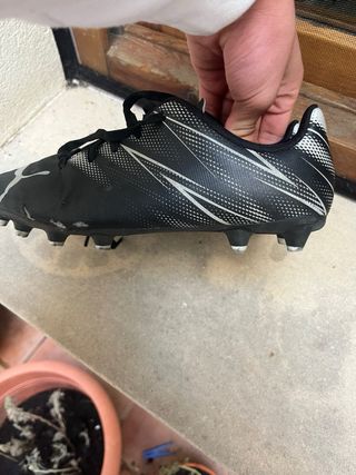 Botas de fútbol Puma negras y plateadas