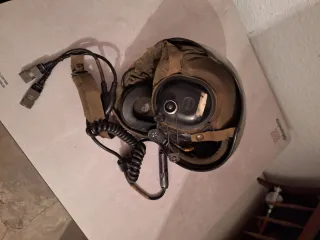 Casco militar verde con cables