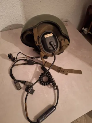 Casco militar verde con cables