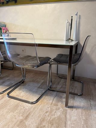 Mesa comedor moderna y 4 sillas IKEA