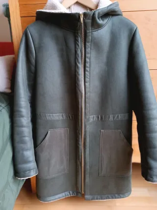 Abrigo verde caqui con capucha