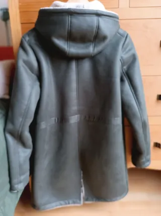 Abrigo verde caqui con capucha