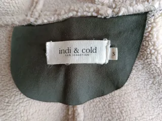 Abrigo verde caqui con capucha