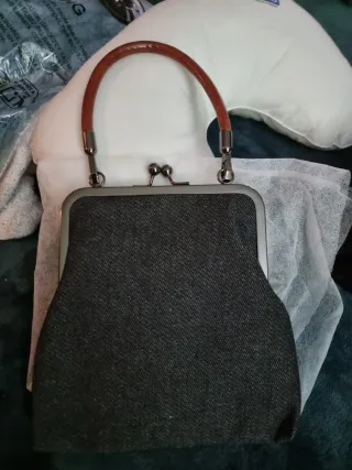 Bolso de mano gris y marrón